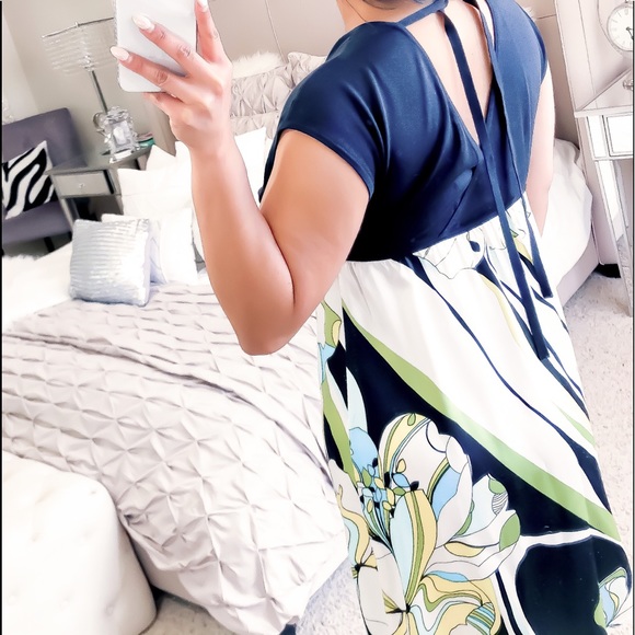 Bebe small v neck short sleeve tropical flower detail dress - Picture 2 of 7